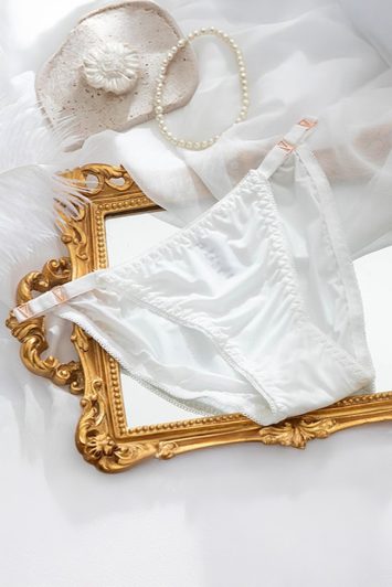 V metallic χαμηλόμεσο λευκό σλιπ