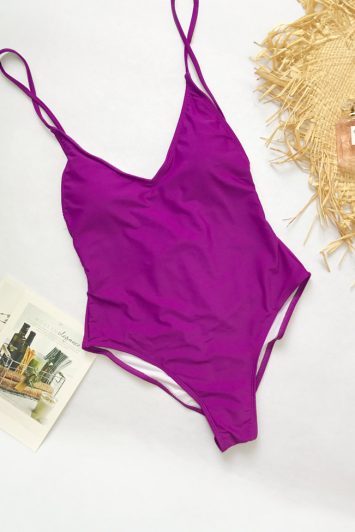 Minimal ολόσωμο μαγιό σε μωβ χρώμα με λεπτές ρυθμιζόμενες τιράντες. Άνετο και κομψό, ιδανικό για στιλάτες καλοκαιρινές εμφανίσεις!