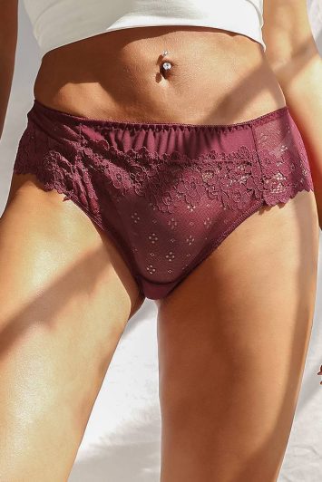 Συνδυάστε το με ένα λευκό δαντελένιο bralette για ένα απόλυτα θηλυκό και ρομαντικό σετ που αναδεικνύει τη φυσική σας γοητεία!