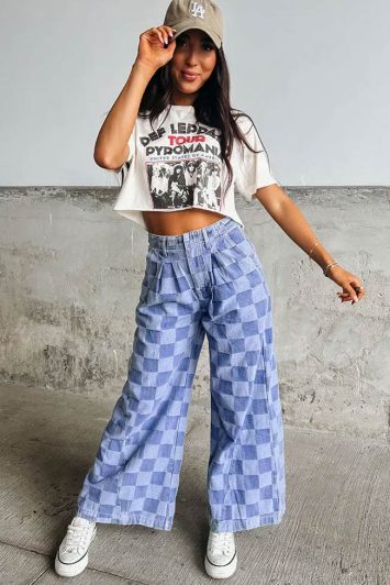 Ψηλόμεσο τζιν wide-leg σε μπλε denim με καρό εφέ. Άνετη εφαρμογή, ιδανικό για streetwear και casual looks.