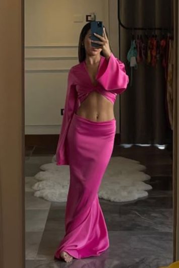 Αέρινο σατέν σετ με crop top και μάξι φούστα σε ζωηρό πορτοκαλί χρώμα. Ιδανικό για καλοκαιρινά parties και resort looks με πολυτελή αισθητική.