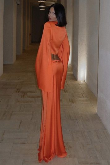 Αέρινο σατέν σετ με crop top και μάξι φούστα σε ζωηρό πορτοκαλί χρώμα. Ιδανικό για καλοκαιρινά parties και resort looks με πολυτελή αισθητική.