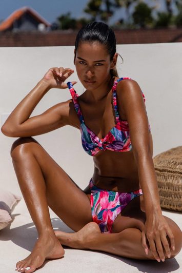 Μπικίνι εμπριμέ με κόμπο στο τοπ, ρυθμιζόμενες τιράντες και ψηλόμεσο Brazilian σλιπ. Tropical μοτίβο για εντυπωσιακές καλοκαιρινές εμφανίσεις!