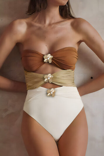 Κομψό ολόσωμο μαγιό με τριχρωμία και χρυσές διακοσμητικές λεπτομέρειες. Ιδανικό για στιλάτες beachwear εμφανίσεις.