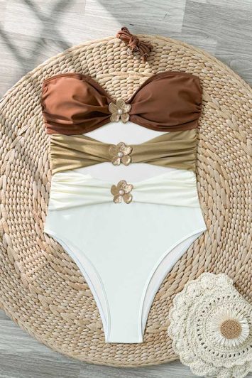 Κομψό ολόσωμο μαγιό με τριχρωμία και χρυσές διακοσμητικές λεπτομέρειες. Ιδανικό για στιλάτες beachwear εμφανίσεις.