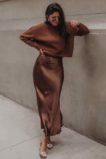 Maxi satin φούστα με ελαστικό λάστιχο στην μέση διαθέσιμη σε τέσσερις αποχρώσεις. Η μακριά της γραμμή και η αέρινη υφή της την καθιστούν ιδανική για επίσημες εκδηλώσεις, όπως γάμους και βραδινά πάρτι.