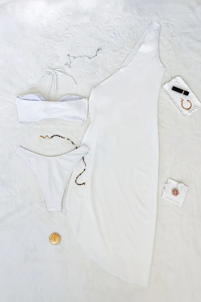 Κομψό μπικίνι σετ λευκό με αέρινο beachwear με χρυσές λεπτομέρειες. Ιδανικό για stylish καλοκαιρινές εμφανίσεις.