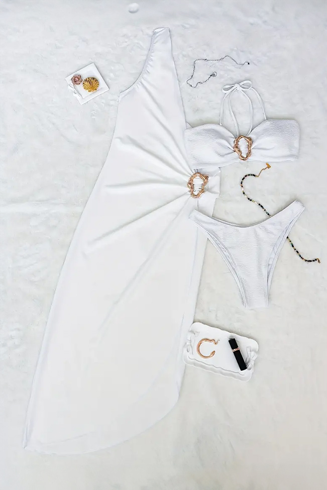 Κομψό μπικίνι σετ λευκό με αέρινο beachwear με χρυσές λεπτομέρειες. Ιδανικό για stylish καλοκαιρινές εμφανίσεις.