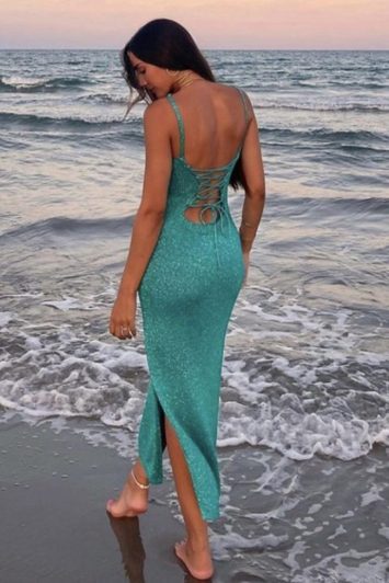 Αστραφτερό lurex φόρεμα με μεγάλο σκίσιμο στην μία πλευρά και lace up λεπτομέρεια στην πλάτη. Έχει σταθερές τιράντες και midi κόψιμο.