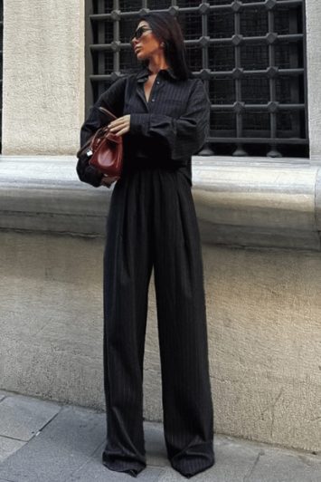 Μαύρο ριγέ σετ με crop top μακρυμάνικο και αέρινη παντελόνα. Είναι onesize το νουμεράκι του και έχει κανονική εφαρμογή.