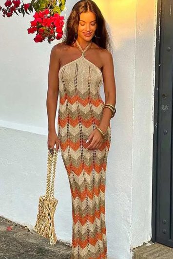 Ανακάλυψε το απόλυτο καλοκαιρινό μάξι πλεκτό φόρεμα με ζιγκ-ζαγκ σχέδιο! Ιδανικό για νησιώτικες διακοπές & boho-chic εμφανίσεις.