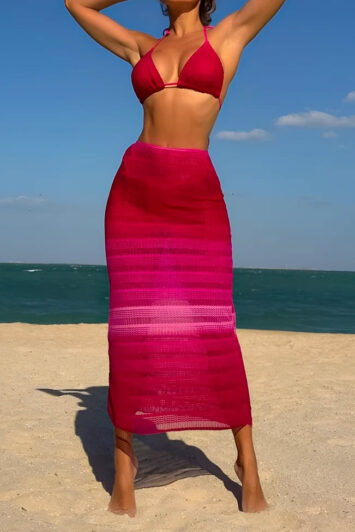 Το απόλυτο hot girl bikini για τη σεζόν! Αυτό το πλεκτό μπικίνι σε έντονο φούξια τραβά τα βλέμματα με την ιδιαίτερη υφή του και το παιχνιδιάρικο design.