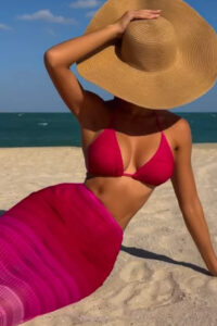 Το απόλυτο hot girl bikini για τη σεζόν! Αυτό το πλεκτό μπικίνι σε έντονο φούξια τραβά τα βλέμματα με την ιδιαίτερη υφή του και το παιχνιδιάρικο design.