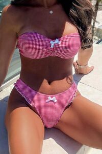 Ροζ strapless μπικίνι με καρό σχέδιο και ρετρό φιογκάκια. Ιδανικό για ρομαντικά beach looks με vintage αισθητική και καλοκαιρινή διάθεση.