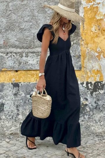 Ανάλαφρο μαύρο μάξι φόρεμα με βολάν και σφηκοφωλιά στο μπούστο. Ιδανικό για καλοκαιρινές εμφανίσεις με boho διάθεση και στυλ.