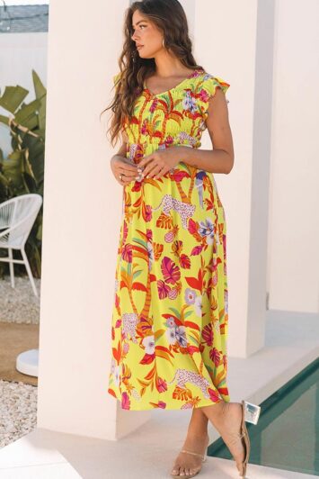 Κίτρινο μάξι φόρεμα με smok μπούστο και τροπικά σχέδια. Ιδανικό για διακοπές και καλοκαιρινά looks γεμάτα χρώμα και στυλ!