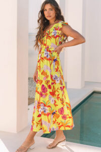 Κίτρινο μάξι φόρεμα με smok μπούστο και τροπικά σχέδια. Ιδανικό για διακοπές και καλοκαιρινά looks γεμάτα χρώμα και στυλ!
