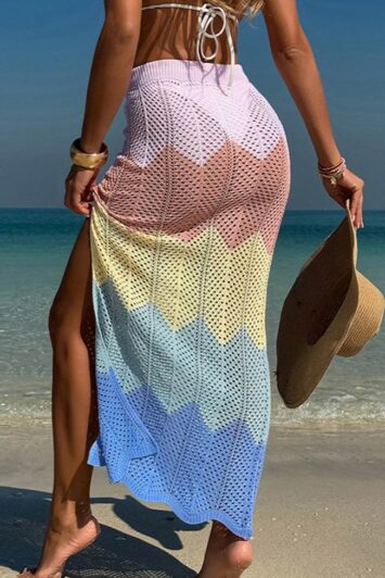 Πλεκτή μάξι φούστα με πολύχρωμες ρίγες και πλαϊνό σκίσιμο. Ιδανική για beachwear looks και χαλαρά καλοκαιρινά outfits.