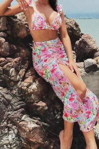 Μπικίνι με ρομαντικά βολάν και floral print. Ιδανικό για στυλάτες καλοκαιρινές εμφανίσεις στην παραλία ή την πισίνα.