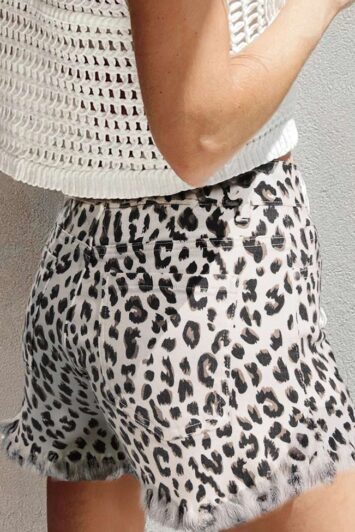 Στενό σορτσάκι denim με έντονο λεοπάρ print και ξέφτια. Ιδανικό για stylish καλοκαιρινές εμφανίσεις με attitude.