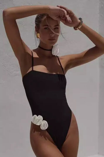 Μαύρο ολόσωμο μαγιό με λεπτές τιράντες και 3D λουλούδια σε λευκό. Ιδανικό για στιλάτες εμφανίσεις στην παραλία ή την πισίνα.