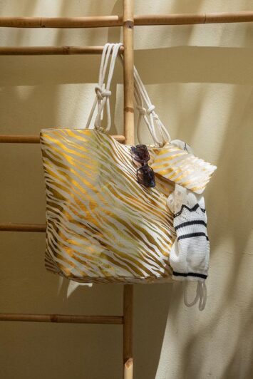 Σετ τσάντα παραλίας animal print zebra με μικρό νεσεσέρ στην άμμο