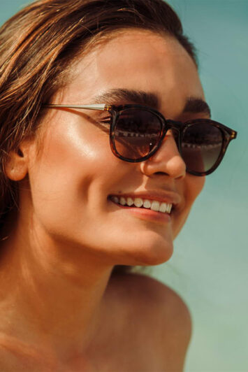 Γυαλιά ηλίου με ταρταρούγα σκελετό σε κοντινό γυναικείο πορτρέτο