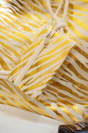 Λεπτομέρεια από το σετ τσάντα παραλίας animal print zebra με χρυσές ρίγες