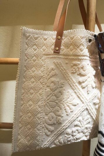 Λεπτομέρεια υφασμάτινης τσάντας ώμου boho με δερμάτινα χερούλια