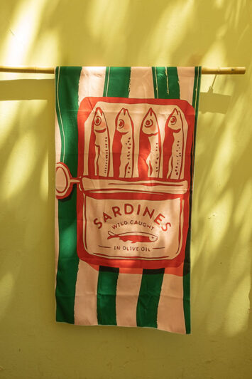 Ρετρό πετσέτα θαλάσσης “Sardines” με vintage print και ριγέ σχέδιο. Απόλυτο beach must-have για στυλάτες εμφανίσεις!