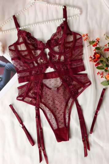 Sexy μπορντό κορμάκι δαντελένιο με ζαρτιέρες και διαφάνειες