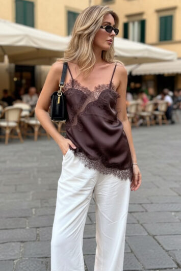 καφέ σατέν δαντελένια μπλούζα με τιράντες - κομψό street style look με λευκό παντελόνι