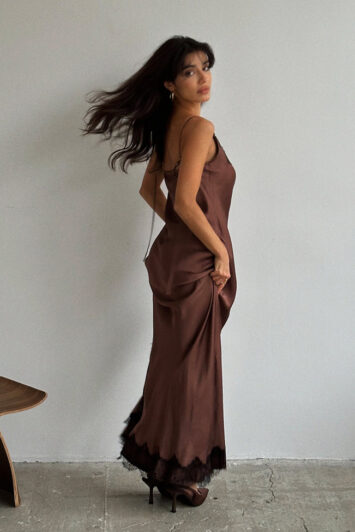 καφέ σατέν φόρεμα με δαντέλα – κίνηση και φυσική ροή υφάσματος