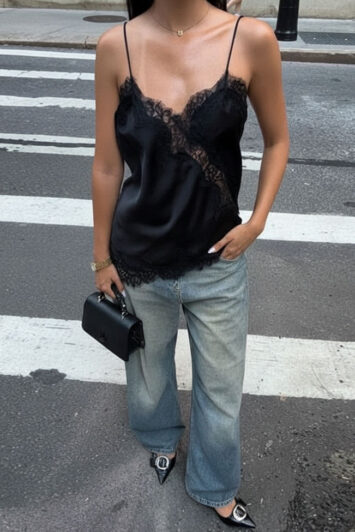 μαύρη σατέν μπλούζα με δαντέλα και ασύμμετρο κόψιμο - συνδυασμός με wide leg τζιν