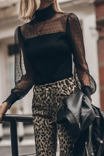 Ανακάλυψε το διαφανές μαύρο πουά κορμάκι με ψηλό λαιμό — θηλυκό, κομψό και ιδανικό για κάθε περίσταση. Πρόσθεσέ το στη συλλογή σου τώρα!