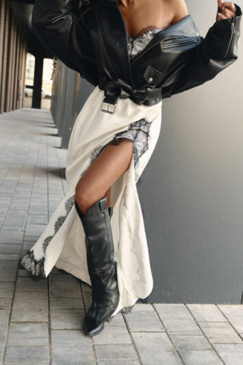 μπεζ σατέν φόρεμα με δαντελένιο τελείωμα – λεπτομέρεια σκισίματος