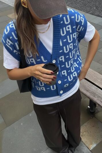 μπλε αμάνικη ζακέτα με μοτίβο πάνω από λευκό T-shirt – λεπτομέρεια