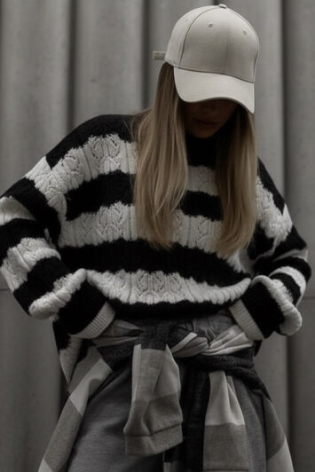 πουλόβερ ριγέ oversized σε μαύρο-λευκό – κοντινό πλάνο με casual συνδυασμό