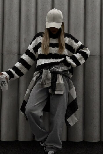 poulover-rige-mavro-lefko-casual-street-look-100116772-1-lapop-4 πουλόβερ ριγέ oversized σε μαύρο-λευκό – καθημερινό look με coffee cup