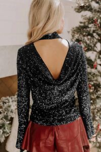 μαύρη λαμπερή μπλούζα παγιέτα με άνοιγμα στην πλάτη – πίσω όψη