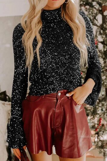 μαύρη λαμπερή μπλούζα παγιέτα με άνοιγμα στην πλάτη – συνδυασμός με δερμάτινο σορτσάκι