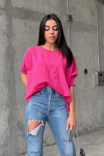 Ανακάλυψε την casual ροζ μπλούζα με balloon μανίκια. Τέλεια για stylish εμφανίσεις από το πρωί μέχρι το βράδυ.