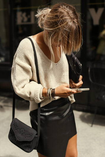 μπεζ πλεκτό πουλόβερ με V σε καθημερινό outfit – λεπτομέρεια εφαρμογής