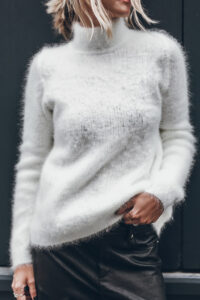 fluffy mohair πουλόβερ λευκό σε casual outfit με δερμάτινο παντελόνι
