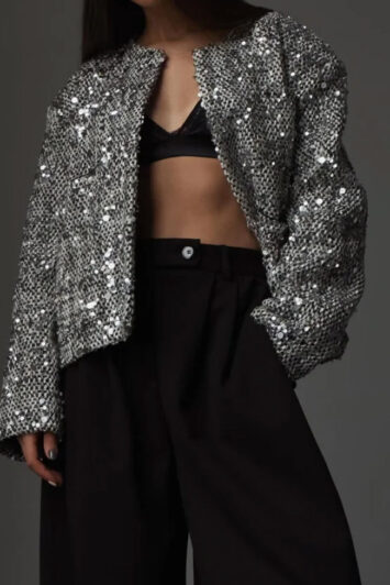 γυναικείο σακάκι με παγιέτες σε ασημί – styling με bralette