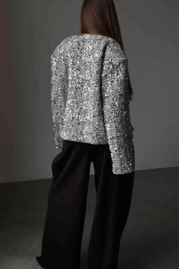 γυναικείο σακάκι με παγιέτες σε ασημί – πίσω όψη φορεμένο