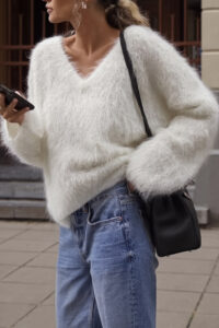 λευκό fluffy γυναικείο πουλόβερ V-neck σε street style look – πλευρική όψη