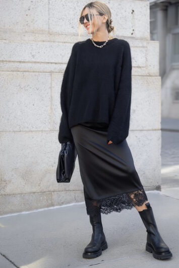 μαύρη σατέν midi φούστα με δαντέλα συνδυασμένη με μπότες