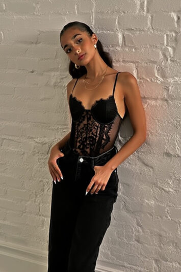 μαύρο δαντελένιο κορμάκι με λεπτές τιράντες - λεπτομέρεια δαντέλας