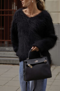 μαύρο fluffy γυναικείο πουλόβερ V-neck σε casual outfit – λεπτομέρεια υφής